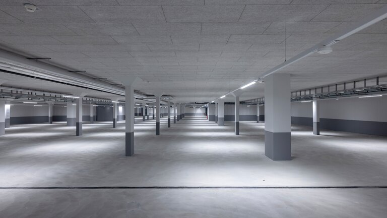 UNITEX SW als Deckenplatten in einer hellen und großen Tiefgarage